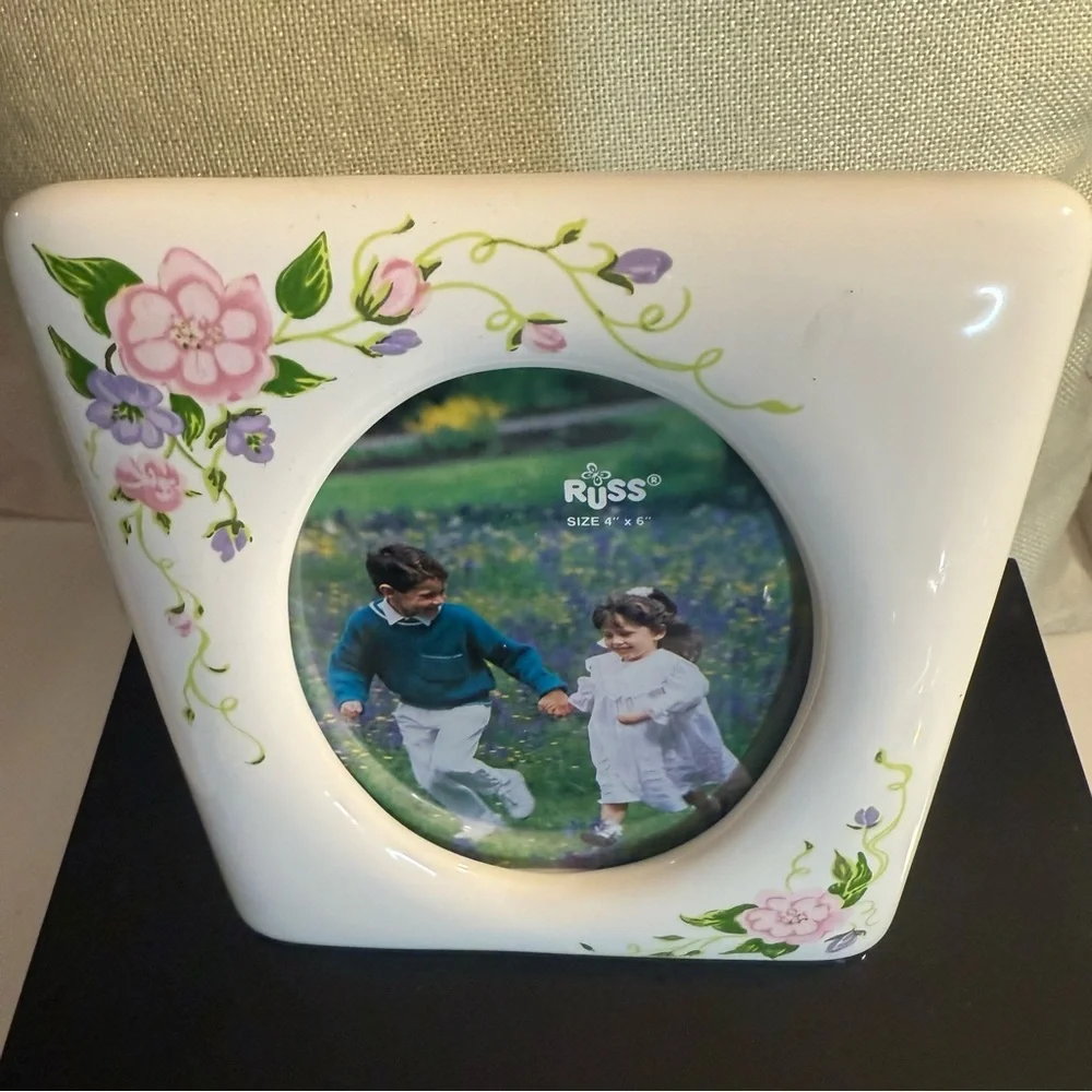 RUSS 4 X 6 vintage ceramic country cottage style picture frame.